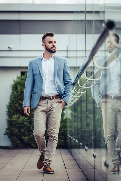 genç yakışıklı işadamı