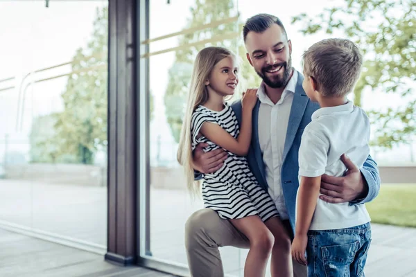 Vader met kinderen — Stockfoto