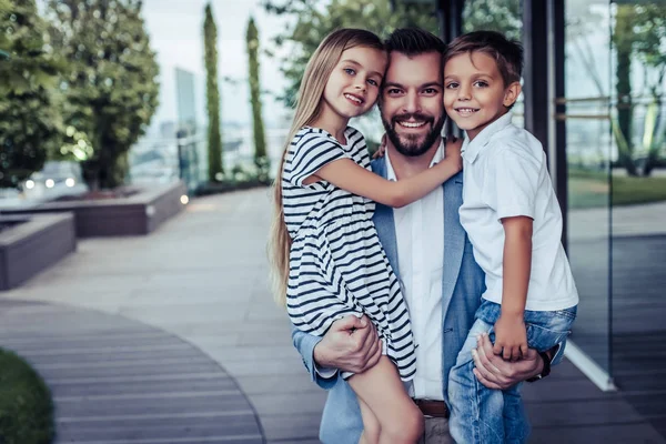 Táta s dětmi — Stock fotografie