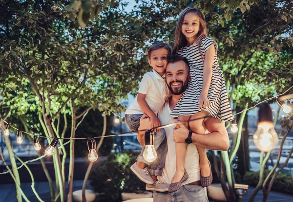 Vater mit Kindern — Stockfoto