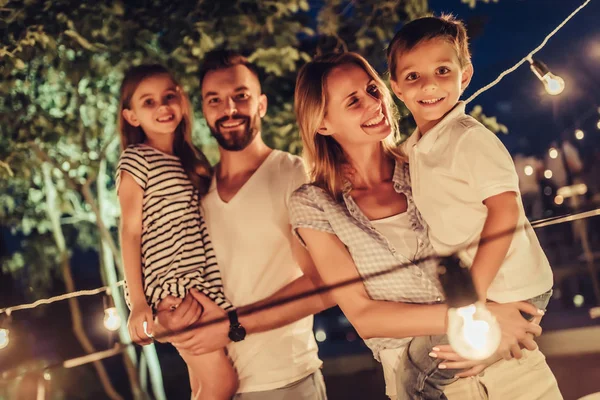 Familie im Park — Stockfoto