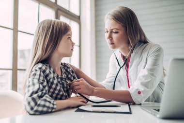 Küçük kız çocuk doktoru ile