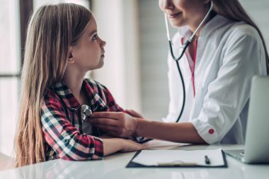 Küçük kız çocuk doktoru ile