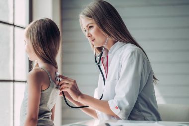 Küçük kız çocuk doktoru ile
