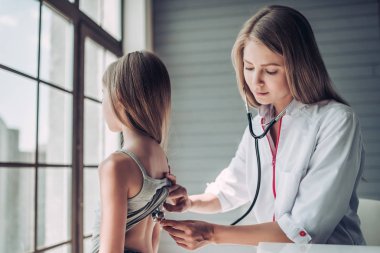 Küçük kız çocuk doktoru ile