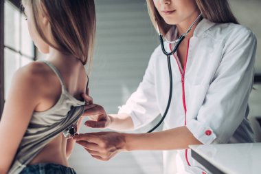 Küçük kız çocuk doktoru ile