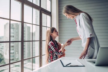 Küçük kız çocuk doktoru ile