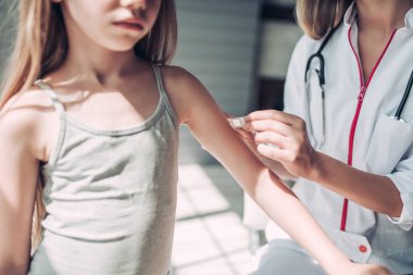 Küçük kız çocuk doktoru ile