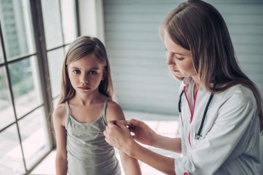 Küçük kız çocuk doktoru ile