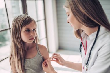 Küçük kız çocuk doktoru ile