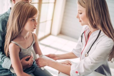 Küçük kız çocuk doktoru ile