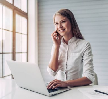 çalışan genç iş kadını