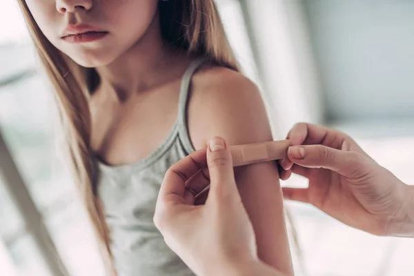 Kleines Mädchen mit Kinderarzt — Stockfoto