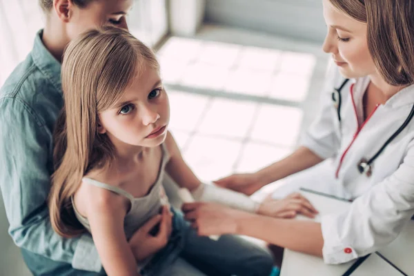 Küçük kız çocuk doktoru ile