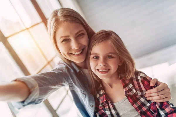 Mutter mit Tochter — Stockfoto