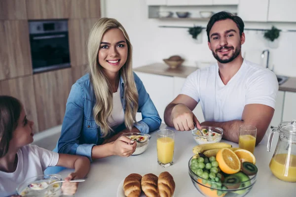 Familia en la cocina — Foto de Stock