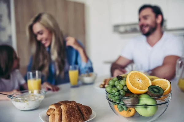 Familia en la cocina — Foto de Stock