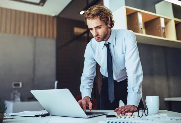 Geschäftsmann bei der Arbeit — Stockfoto