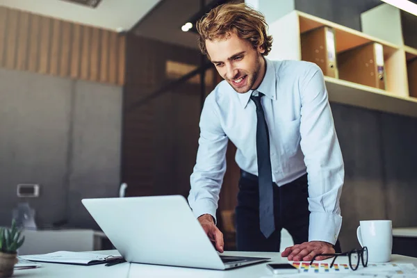 Empresário no trabalho — Fotografia de Stock