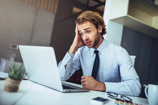 Uomo d'affari al lavoro — Foto Stock