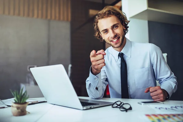 Affärsman på jobbet — Stockfoto