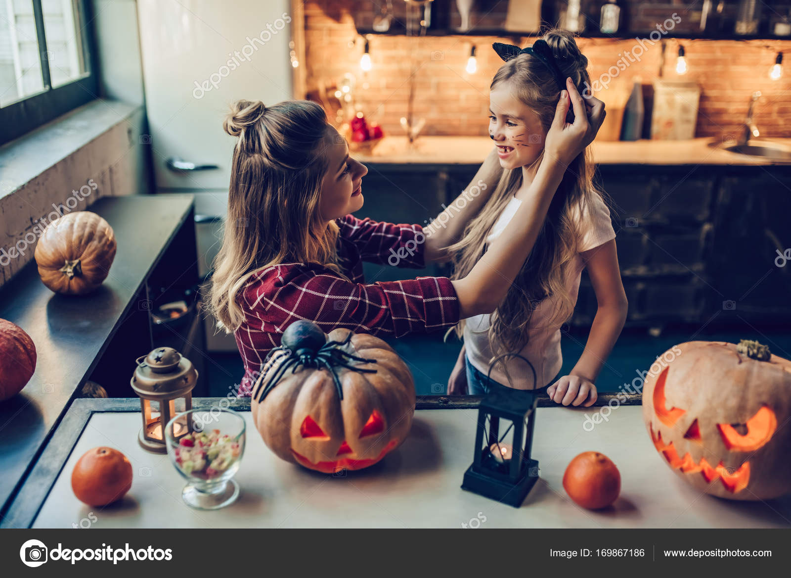 Foto Feliz Dia das Bruxas! Jovem atraente com sua pequena filha