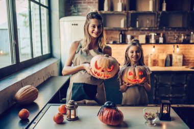 Anne ile kızı Halloween