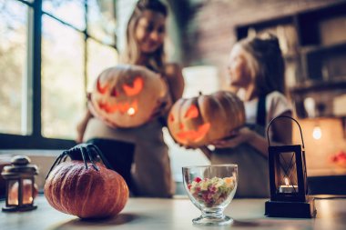 Anne ile kızı Halloween