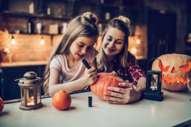 Anne ile kızı Halloween