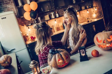 Anne ile kızı Halloween