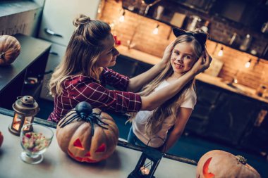 Anne ile kızı Halloween