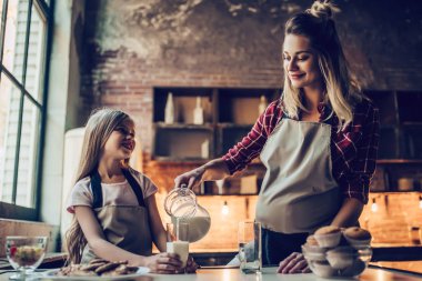 Anne ile kızı mutfak üzerine