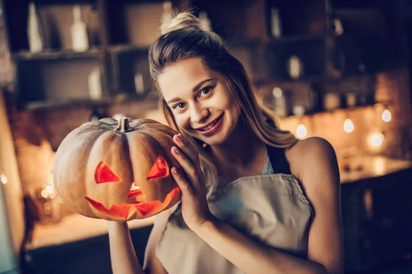 Cadılar Bayramı Balkabağı kadınla