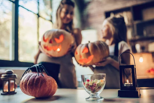 Anne ile kızı Halloween