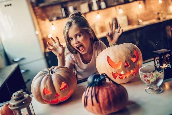 Dziewczyna z Halloweenowych dyń — Zdjęcie stockowe
