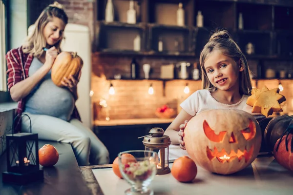 Anne ile kızı Halloween