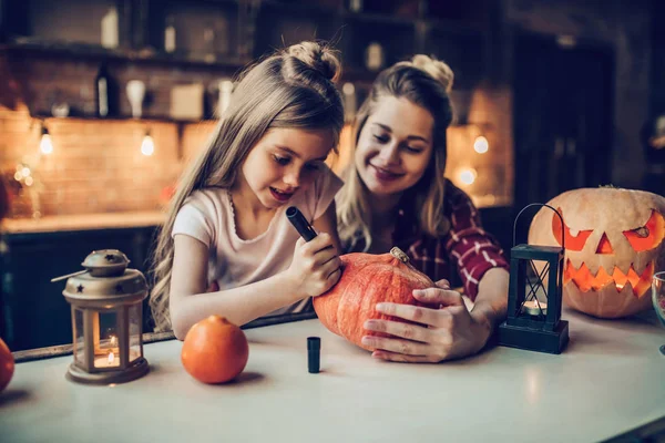 Anne ile kızı Halloween