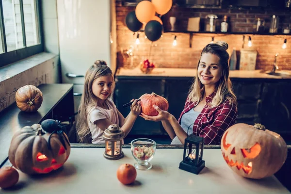 Anne ile kızı Halloween