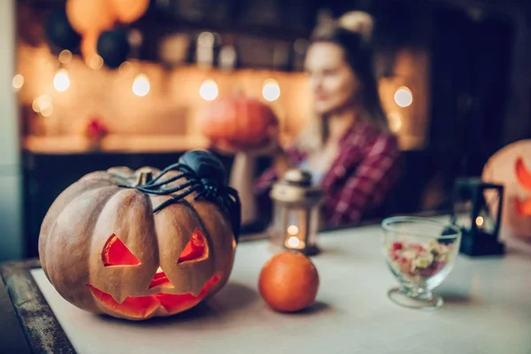 Mujer con calabaza de Halloween — Foto de Stock
