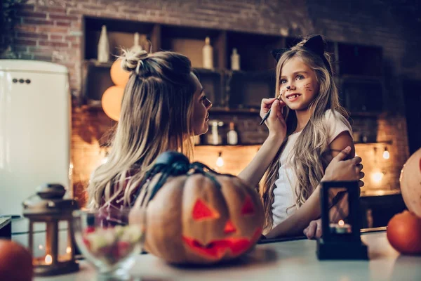Mutter mit Tochter auf halloween — Stockfoto