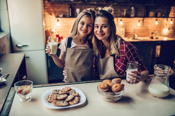 Mom with daughter on kitchen — Stock Photo, Image