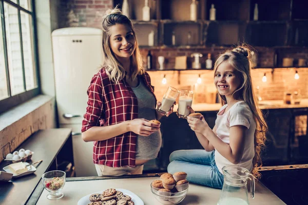 Mom with daughter on kitchen — Stock Photo, Image