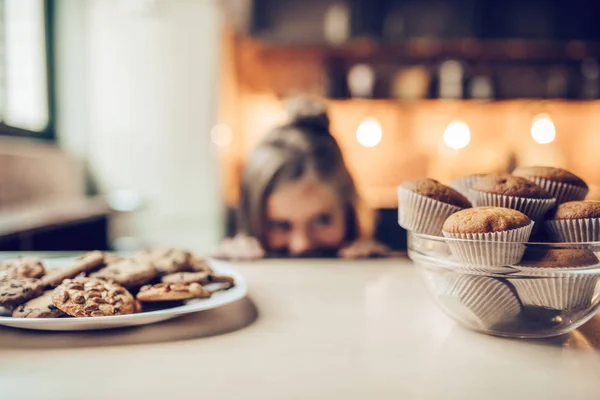 Petite fille sur la cuisine — Photo