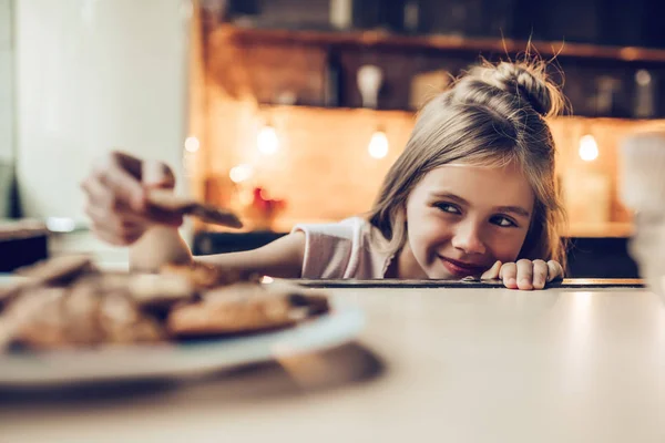 Маленькая девочка на кухне — стоковое фото