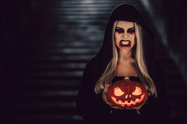 Хэллоуинская чёрная ведьма — стоковое фото