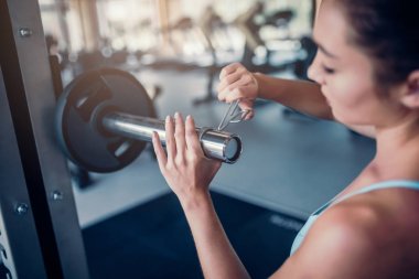 Spor salonunda spor kadın