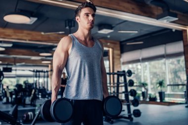 Spor salonunda spor adamı