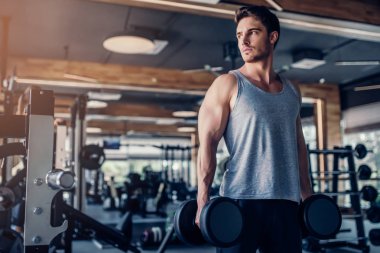 Spor salonunda spor adamı