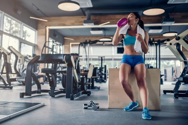 Vrouw van de sport in de sportschool — Stockfoto