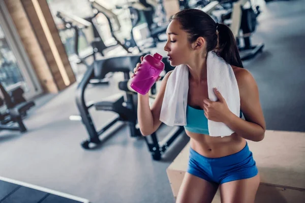 Sport kvinna i gym — Stockfoto